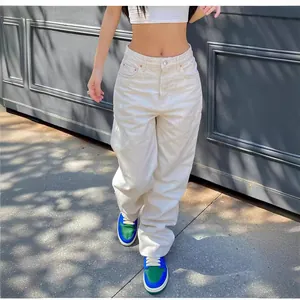 Jean en denim blanc élégant pour femmes, coupe large, style mode de rue chic.