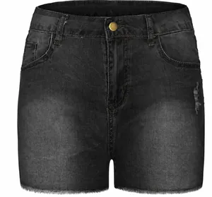 Detailansicht der schwarzen gewaschenen Jeans-Shorts mit Rissen und ausgefranstem Saum