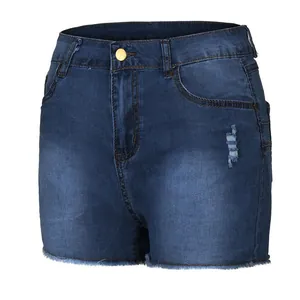 Detailansicht der blauen Jeans-Shorts mit goldenem Knopf und stilvollen Fransen am Saum.