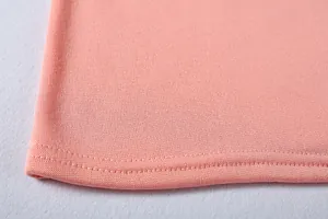 Primo piano di alta qualità che mostra le cuciture precise sull'orlo della felpa rosa