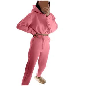 Zweiteiliger pinker Damen Sportanzug mit bauchfreiem Kapuzenpullover und Jogginghose