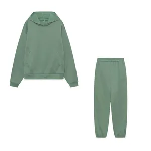 Vue à plat d'un ensemble de détente comprenant un sweat à capuche vert sauge et pantalon