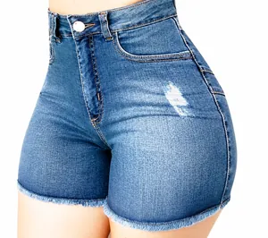 Detailansicht blauer eng anliegender High-Waist-Denim-Shorts mit Rissen und Fransen am Saum.