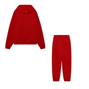 Ensemble de survêtement rouge deux pièces comprenant un sweat à capuche et un pantalon