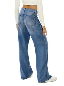Vista posteriore di jeans larghi da donna con vestibilità comoda e lavaggio baffato
