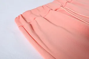 Dettaglio macro che mostra l'elastico in vita e la coulisse rosa dei pantaloni da jogging