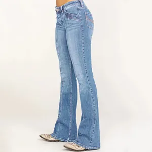 Vista lateral de los vaqueros acampanados azul lavado de corte ajustado para mujer
