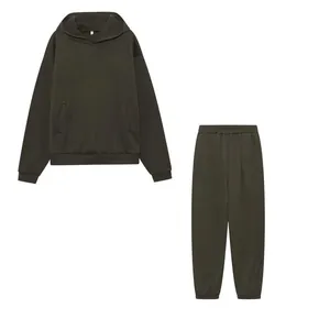 Vue détaillée de l'ensemble deux pièces vert olive foncé avec sweat à capuche et jogging