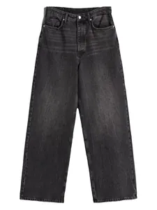 Dettaglio jeans grigi a vita alta e gamba larga con effetto baffatura