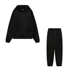 Ensemble deux pièces confortable avec un sweat à capuche noir épais et un pantalon de jogging.