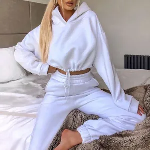 Weißes zweiteiliges Lounge-Set mit kurzem Kapuzenpullover und warmer Jogginghose