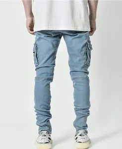 Vista posteriore dettagliata di jeans cargo azzurri da uomo con tasche laterali pratiche.