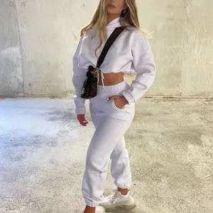 Stilvolles weißes zweiteiliges Sportset für Damen mit bauchfreiem Hoodie und Jogginghose
