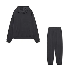 Sweat-shirt gris anthracite et pantalon de jogging assorti présentés à plat au sol.