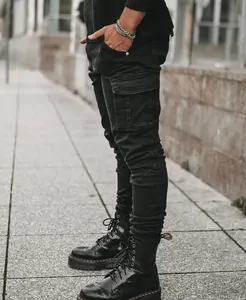 Vista laterale dettagliata di jeans cargo neri slim fit da uomo con tasca laterale