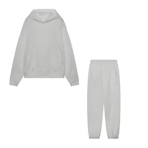 Vue détaillée de l'ensemble deux pièces blanc avec sweat à capuche et pantalon de jogging.