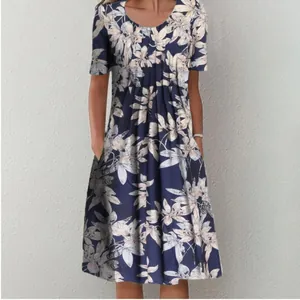Primo piano dell'elegante stampa floreale su questo abito blu navy a maniche corte