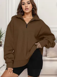 Vista dettagliata della felpa marrone oversize da donna con mezza zip e spalle scese