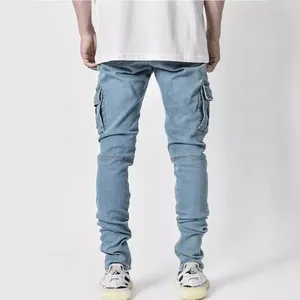 Jeans cargo skinny da uomo celeste con tasche laterali a patta e vestibilità aderente