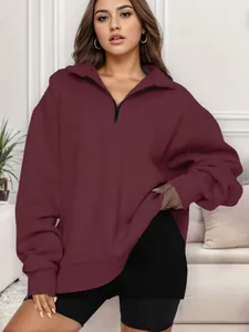 Dettaglio della felpa casual bordeaux da donna con mezza zip e consistenza confortevole.