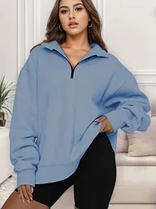 Felpa pullover azzurra con mezza zip e vestibilità comoda ed elegante da donna moderna