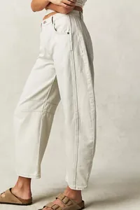 Vista laterale di jeans casual a gamba larga bianco sporco con cuciture dettagliate