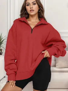 Dettaglio di una felpa casual rossa da donna con mezza zip in morbido tessuto a maglia