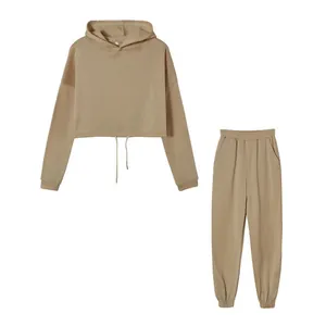 Modisches zweiteiliges Sportset mit bauchfreiem Hoodie und Jogginghose in Kamelbraun