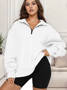 Vista dettagliata di una felpa bianca da donna con mezza zip, elegante e sportiva