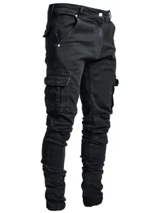 Jeans cargo slim neri da uomo con diverse tasche laterali e design della gamba impilata
