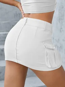 Detailansicht eines weißen Low-Waist-Cargo-Minirocks mit Taschendetails an der Seite.
