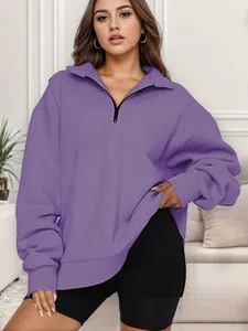 Felpa viola oversize con mezza zip e maniche lunghe, comoda ed elegante.