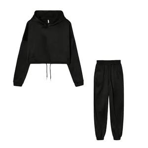 Detailansicht eines schwarzen zweiteiligen Trainingsanzugs mit Kapuzenpullover