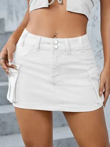 Detailansicht eines weißen Low-Waist Denim Cargo-Minirocks im Streetstyle für Damen