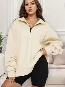 Vista dettagliata della felpa oversize color crema da donna con mezza zip e zip nera