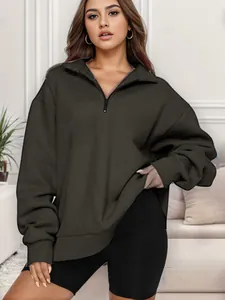 Dettaglio di una felpa oversize da donna con mezza zip e design con collo a lupetto