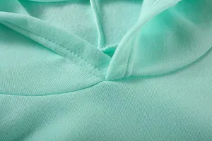 Detail von mintgrünem Hoodie-Ausschnitt mit weichem Fleecefutter und feiner Strickstruktur