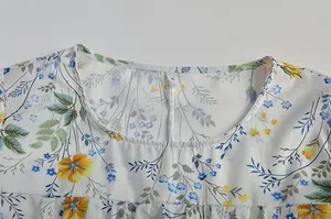 Nahaufnahme des eleganten floralen Ausschnitts eines weißen Sommerkleides für Damen in Übergröße