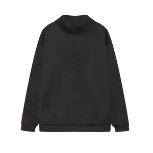 Vista dettagliata di una felpa nera da donna con mezza zip e maniche lunghe, stile casual.