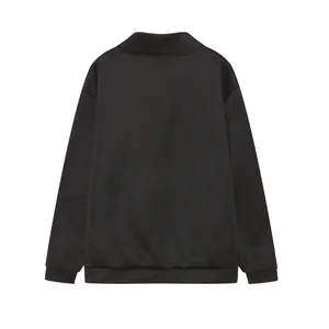 Vista posteriore di una felpa sportiva oversize a maniche lunghe nera da donna