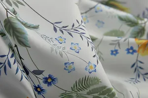 Detailaufnahme des filigranen Gewebes und Blumendrucks eines eleganten Herbstkleid-Stoffes