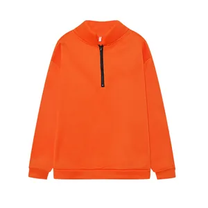 Dettaglio di una felpa arancione brillante da donna con mezza zip e maniche lunghe comoda