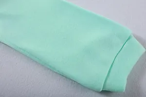Makroansicht der minzgrünen Strickstoffstruktur und geripptem Bündchen