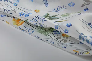 Nahaufnahme der weichen Textur und des eleganten blauen Blumendrucks auf weißem Stoff