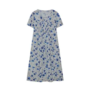 Detailansicht eines Damen-Kurzarmkleides mit blauem Blumenmuster und weitem Rock
