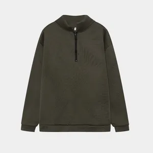 Dettaglio di una felpa casual da donna con mezza cerniera in verde oliva scuro