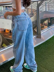 Jeans da donna retrò azzurro a gamba larga con vita alta e moderno design streetwear.