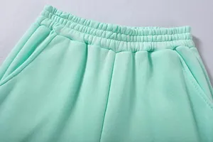Detaillierte Nahaufnahme des minzgrünen elastischen Bunds und der Taschen der Hose