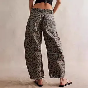 Vue arrière d'un jean léopard femme à jambe large et coupe baril avec grandes poches