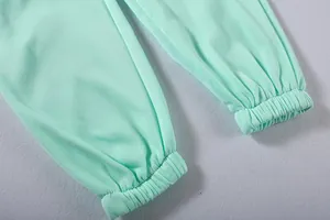 Detailaufnahme der mintgrünen elastischen Bündchen für bequeme Sportanzüge und Freizeitsets